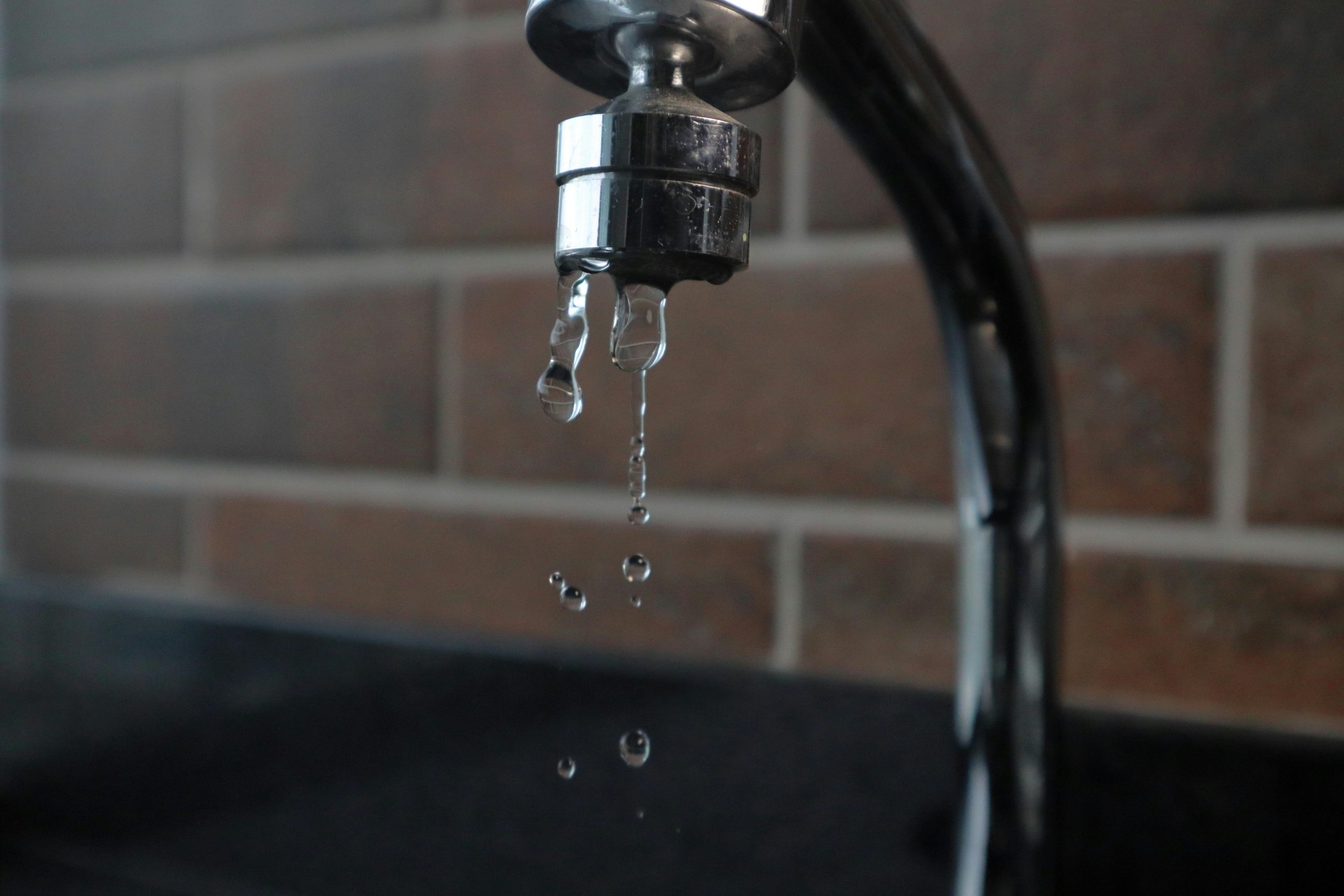 Kitchen pull-out faucets are convenient, but they are also one of the most underestimated contact points in household drinking-water hygiene.