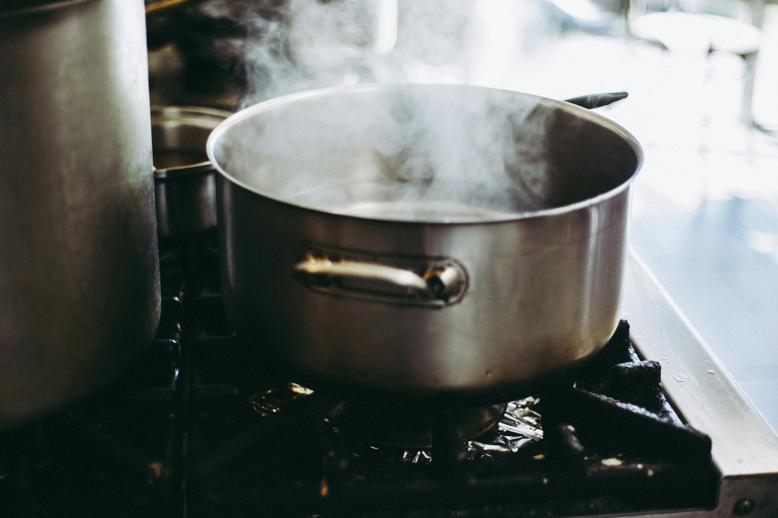 Boiling tap water is one of the oldest emergency treatment methods for drinking water. It is simple, fast, and effective against many biological risks. But it is often misunderstood.