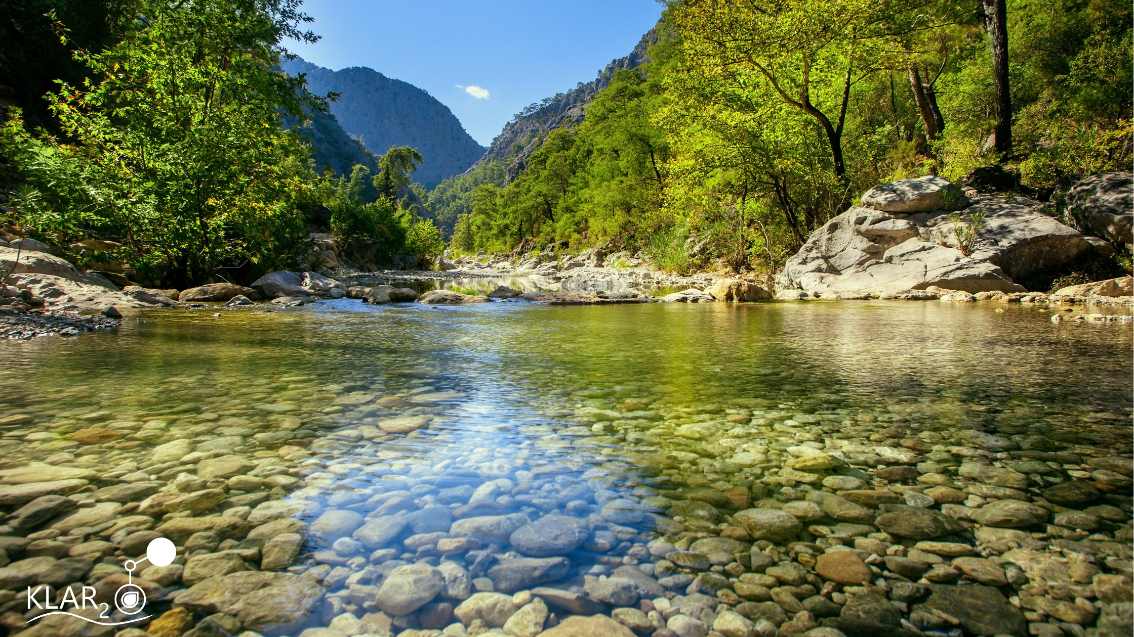 Can rivers clean themselves? Learn how dilution, sediment, sunlight and microorganisms naturally change pollutants, and why natural attenuation has clear limits.